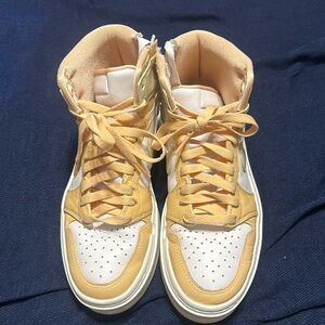 Nike woman’s air Jordan 1 elevate high size 7. Color white, cream and peach